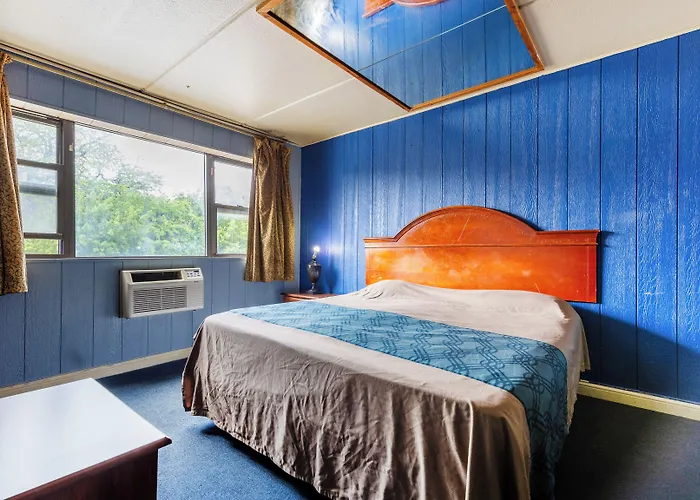 By Oyo I-90 Motel 2*